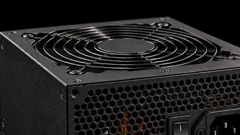 Nahaufnahme des Lüftergitters auf einem PC-Netzteil