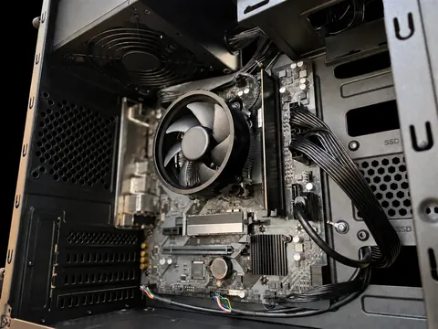 Geöffnetes PC-Gehäuse mit Mainboard und CPU-Kühler