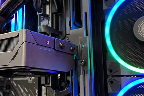 Beleuchteter RGB-Gehäuselüfter an der Front eines Gaming-PCs
