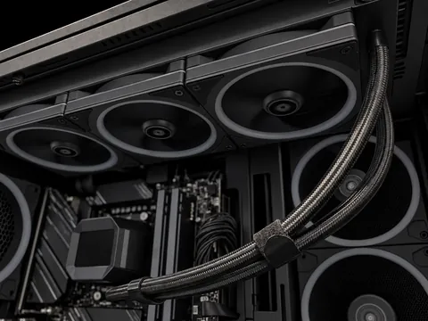 Wasserkühlung mit Radiator und Schläuchen im PC-Gehäuse
