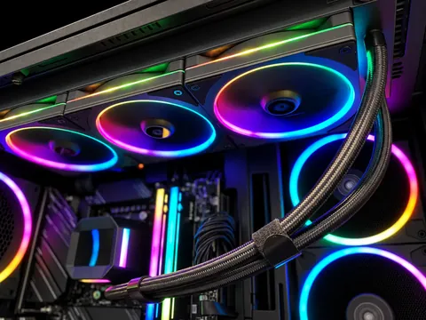 Wasserkühlung mit RGB-Lüftern und Schläuchen im PC-Gehäuse
